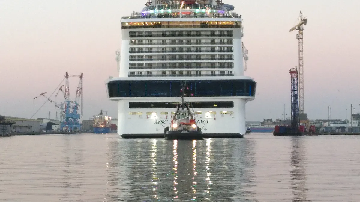 MSC Bellissima navegando en alta mar, uno de los buques modernos de la flota MSC